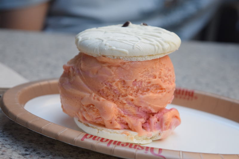Disneyland Halloween Time 2017 Schmoozies Mummy Macaron Ice Cream Sandwich 2 Eating At Disney